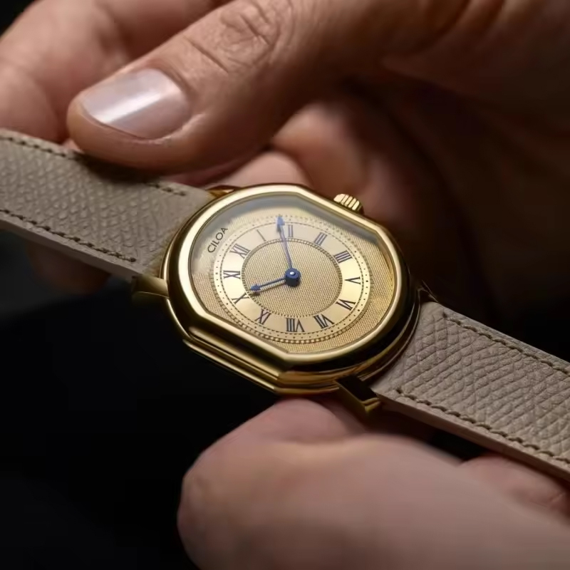 CILOA Retro Gold Quartz Watch image 3